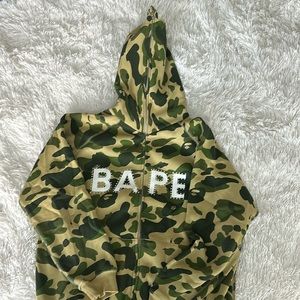Men’s BAPE full zip hoodie in good condition. Size Large